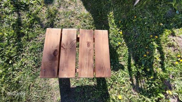 Деревянный стул на террасе (фото #3)