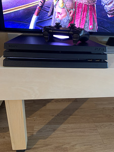 PlayStation 4 PRO ps4 pro + mäng (2 foto / 5)