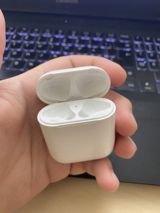 AirPods ümbris (1 foto / 4)