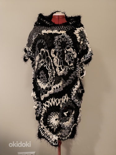 Kootud vest kapuutsiga.