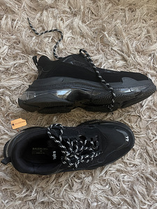 Balenciaga triple s (3 foto / 3)