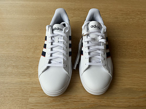 Meeste vabaajajalatsid Adidas Grand Court 2.0 (UUED) (1 foto / 6)