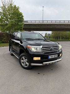 Müüa Toyota Land Cruiser 200 (11 foto / 12)