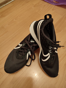 Кроссовки Nike (2 фото из 5)