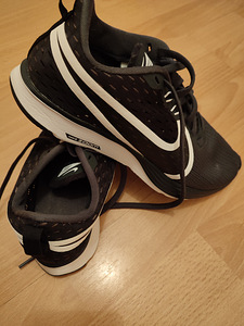 Кроссовки Nike (4 фото из 5)