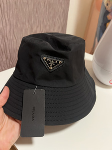 Шляпа Prada (2 фото из 3)
