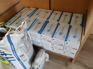 На продажу одноразовые маски, всего 44 упаковки, в каждой упаковке 50 масок