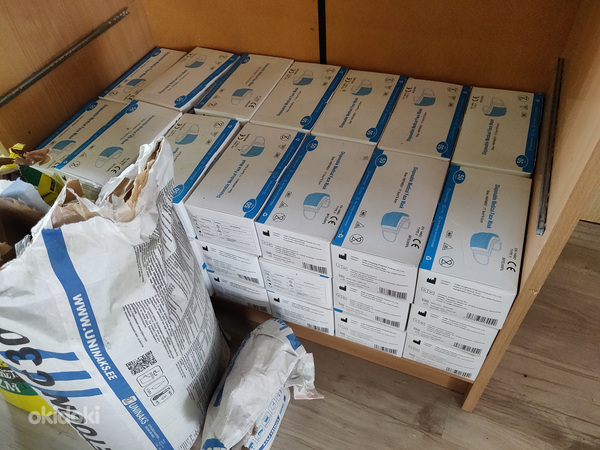 На продажу одноразовые маски, всего 44 упаковки, в каждой упаковке 50 масок