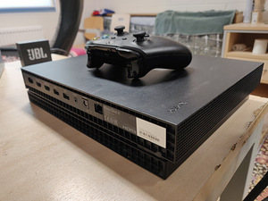 Xbox One X 1ТБ (7 фото из 9)