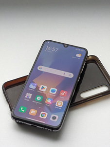 Xiaomi Mi9 SE (128 Gb) (2 foto / 8)