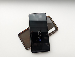 Xiaomi Mi9 SE (128 Gb) (8 foto / 8)