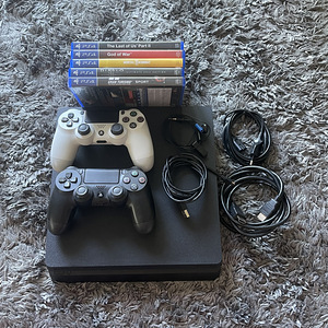 PS4 Slim CUH-2208A, 500GB + 2 controllers + 5 games (1 foto / 3)