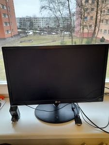 22-tolline monitor (2 foto / 3)