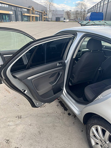 Volkswagen Jetta 2.0 (8 foto / 12)