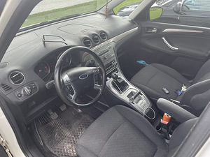 Ford Galaxy (3 фото из 4)