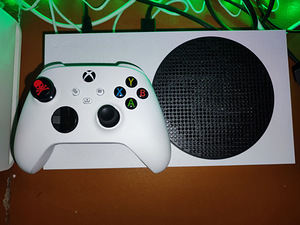 Xbox series c + геймпад (1 фото из 2)