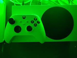 Xbox series c + геймпад (2 фото из 2)