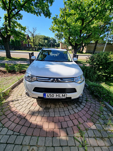 Mitsubishi Outlander (8 фото из 11)