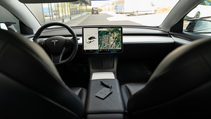 Tesla Model 3 (10 фото из 15)