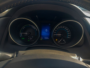 AUTO RENT Ilma tagatiseta! TOYOTA Auris 2016 aasta LPG/hübriid (4 foto / 6)