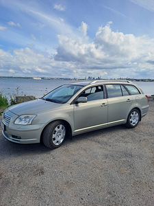 Toyota Avensis (2 foto / 12)