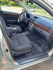 Toyota Avensis (10 foto / 12)