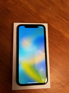iPhone 11 64гб (3 фото из 4)