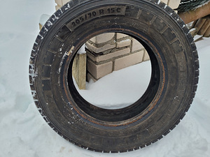 Продам шины 205/70 R15C MICHELIN 2 шт. 6-7 мм. (2 фото из 3)