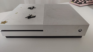 Xbox one s + механическая клавиатура + две мыши и две игры (1 фото из 6)