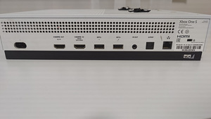 Xbox one s + механическая клавиатура + две мыши и две игры (2 фото из 6)
