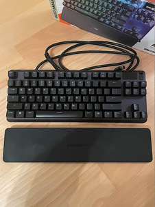 SteelSeries Apex 7 TKL (красный переключатель) (2 фото из 2)